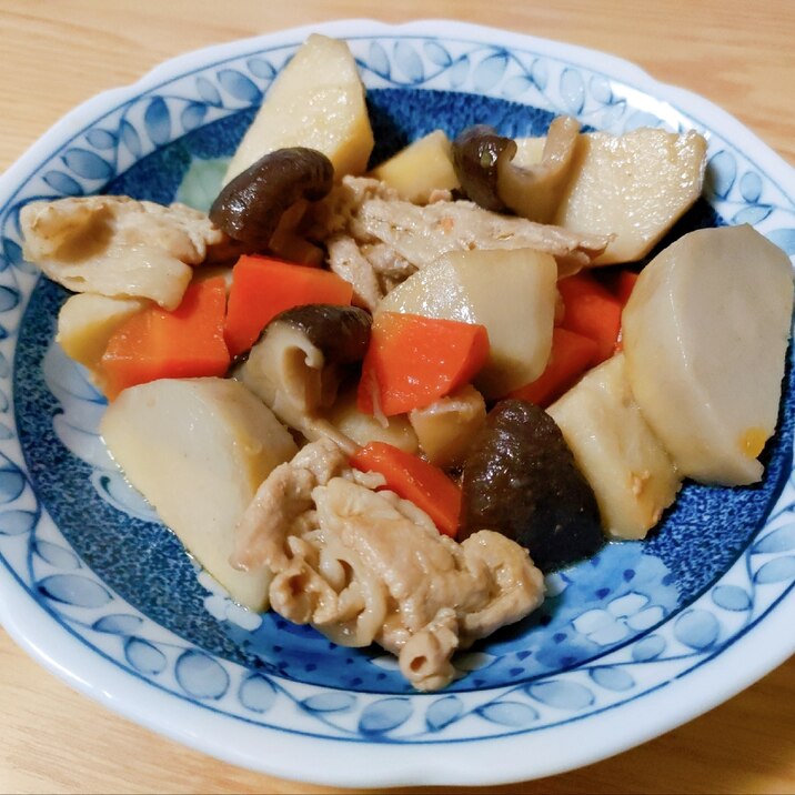 豚肉と里芋と人参と椎茸の煮物